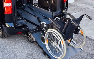 retrattore-ancoraggio sedia a rotelle su veicolo per trasporto disabili